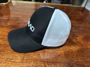 4KAAD Kapa s Šiltom Mesh Black White – športna kapa v trucker stilu z mrežico in 3D logotipom.